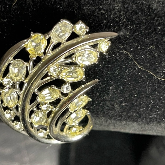 Trifari Yellow Floral Brooch - Picture 2 of 7